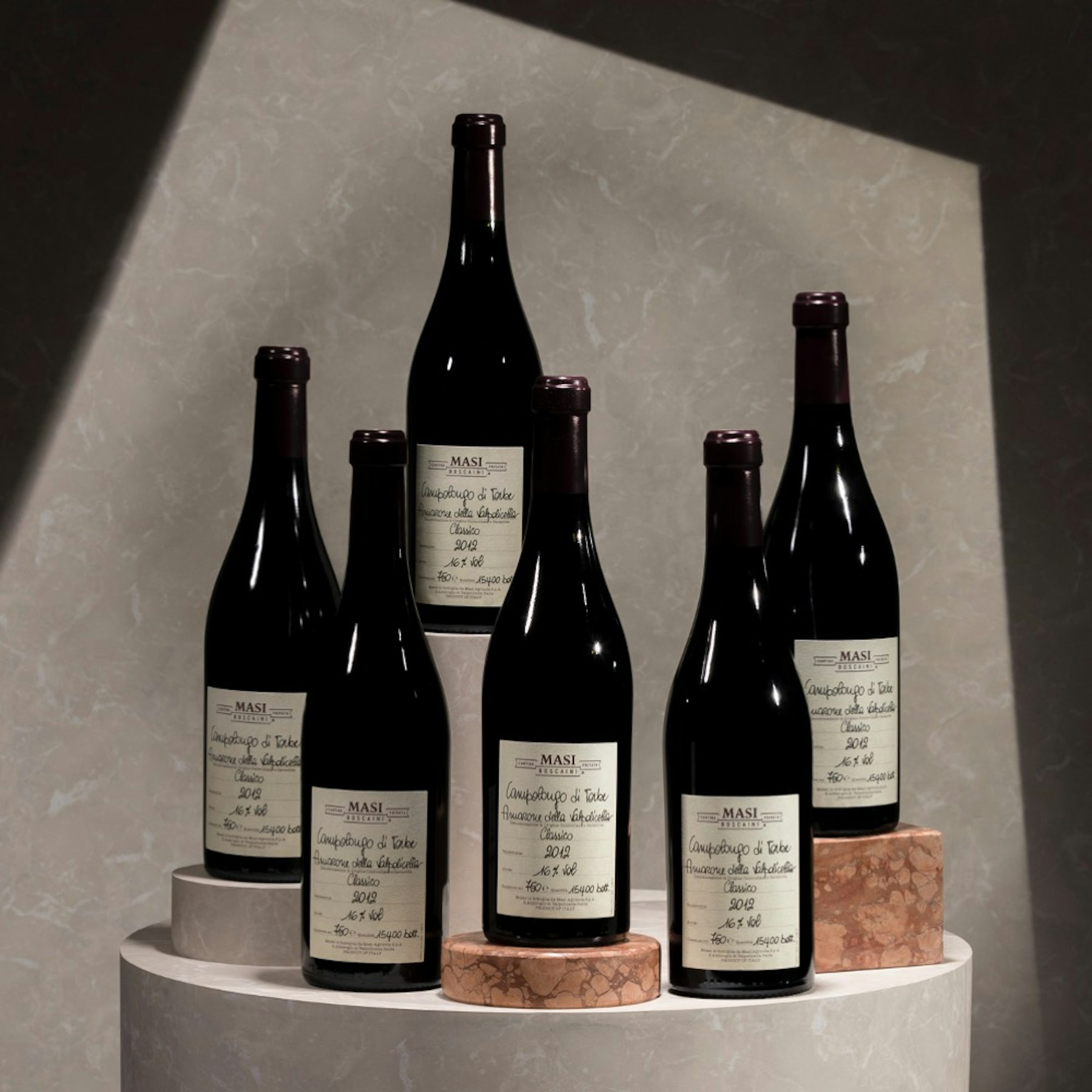  Elegante Amarone cru di Masi, è caratterizzato da aromi di mandorla e sentori di frutta cotta. Parte della collezione privata Boscaini, deriva da uve appassite.