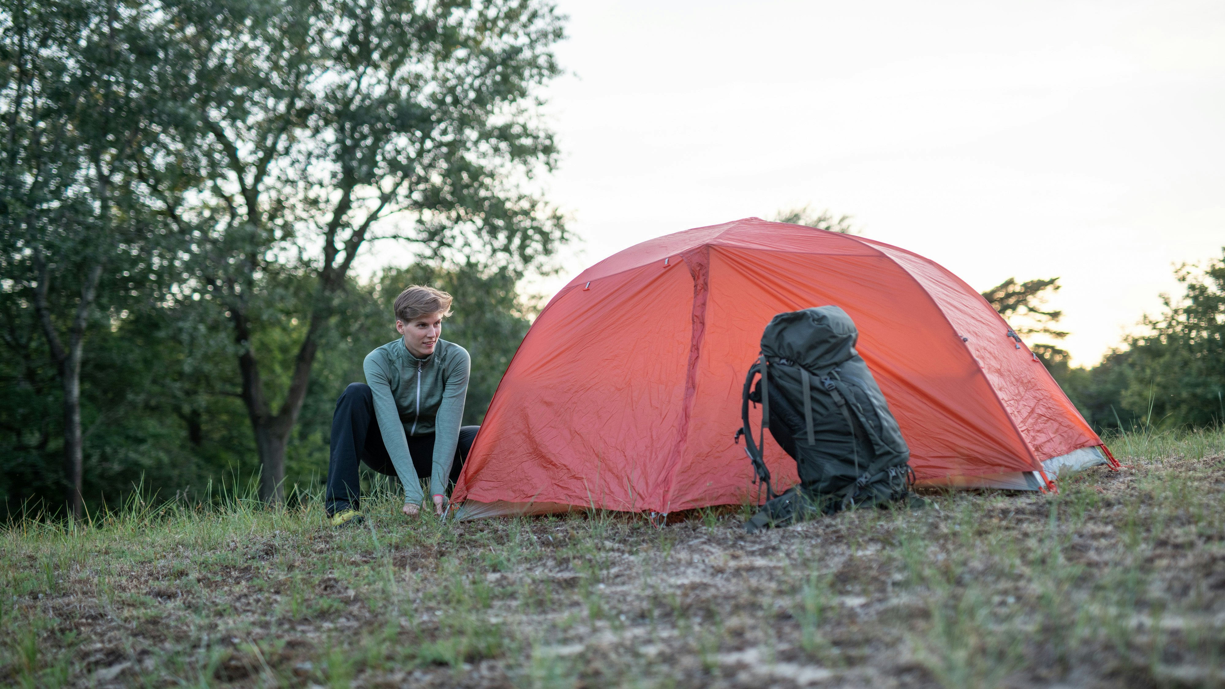 Annegret Bönemann putting up an orange tent