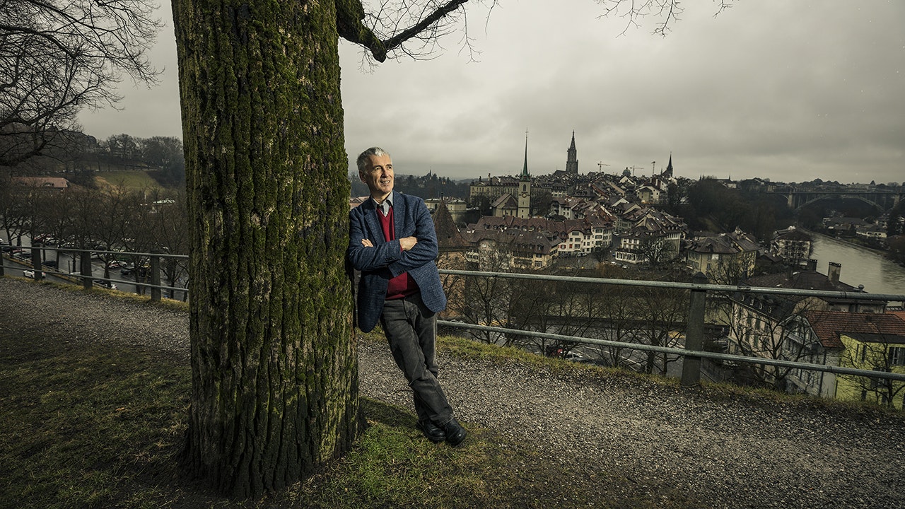 Stefan Berner lehnt an einem Baum