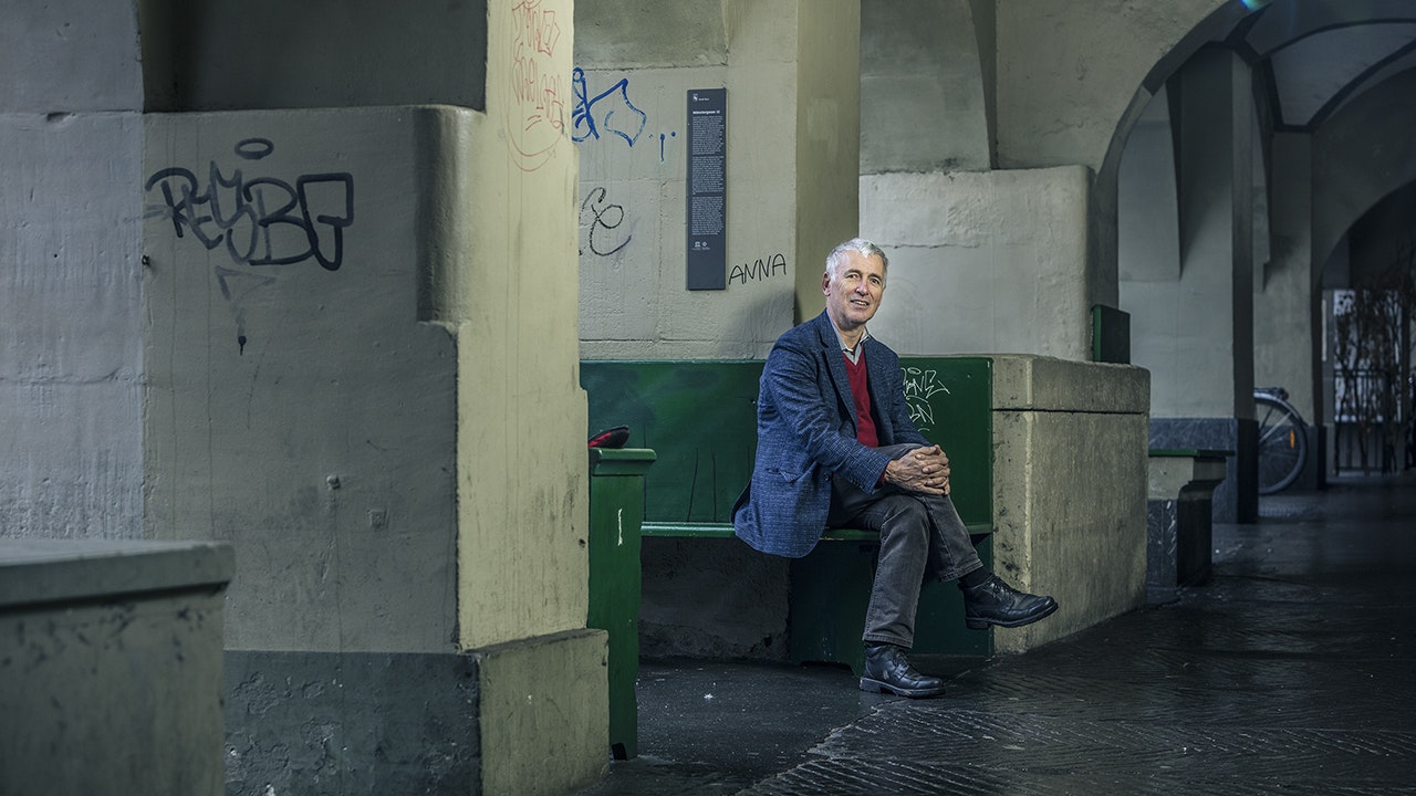 Stefan Berner sitzt in einer städtischen Umgebung