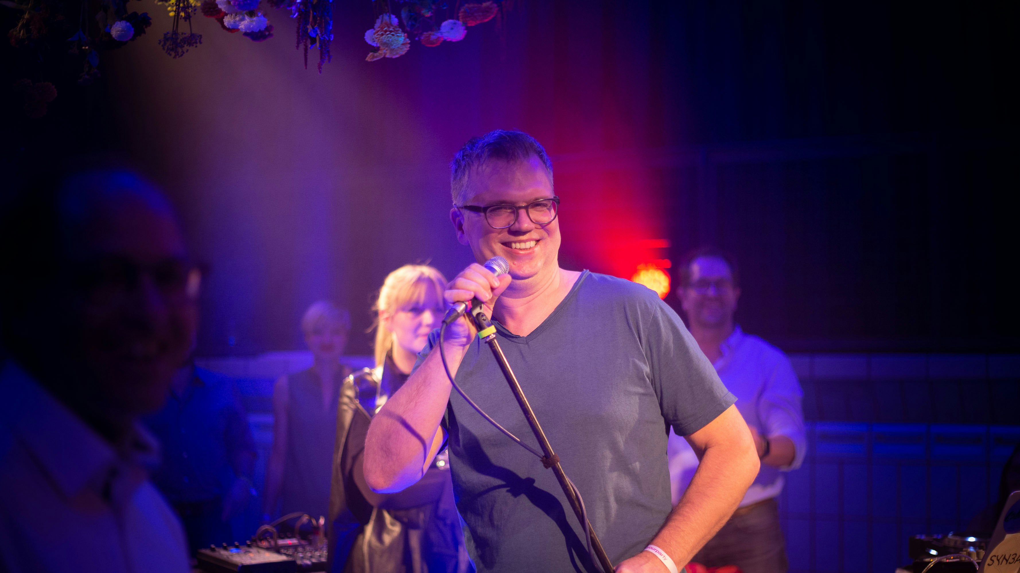 Jonathan Möller smiling and holding a microphone