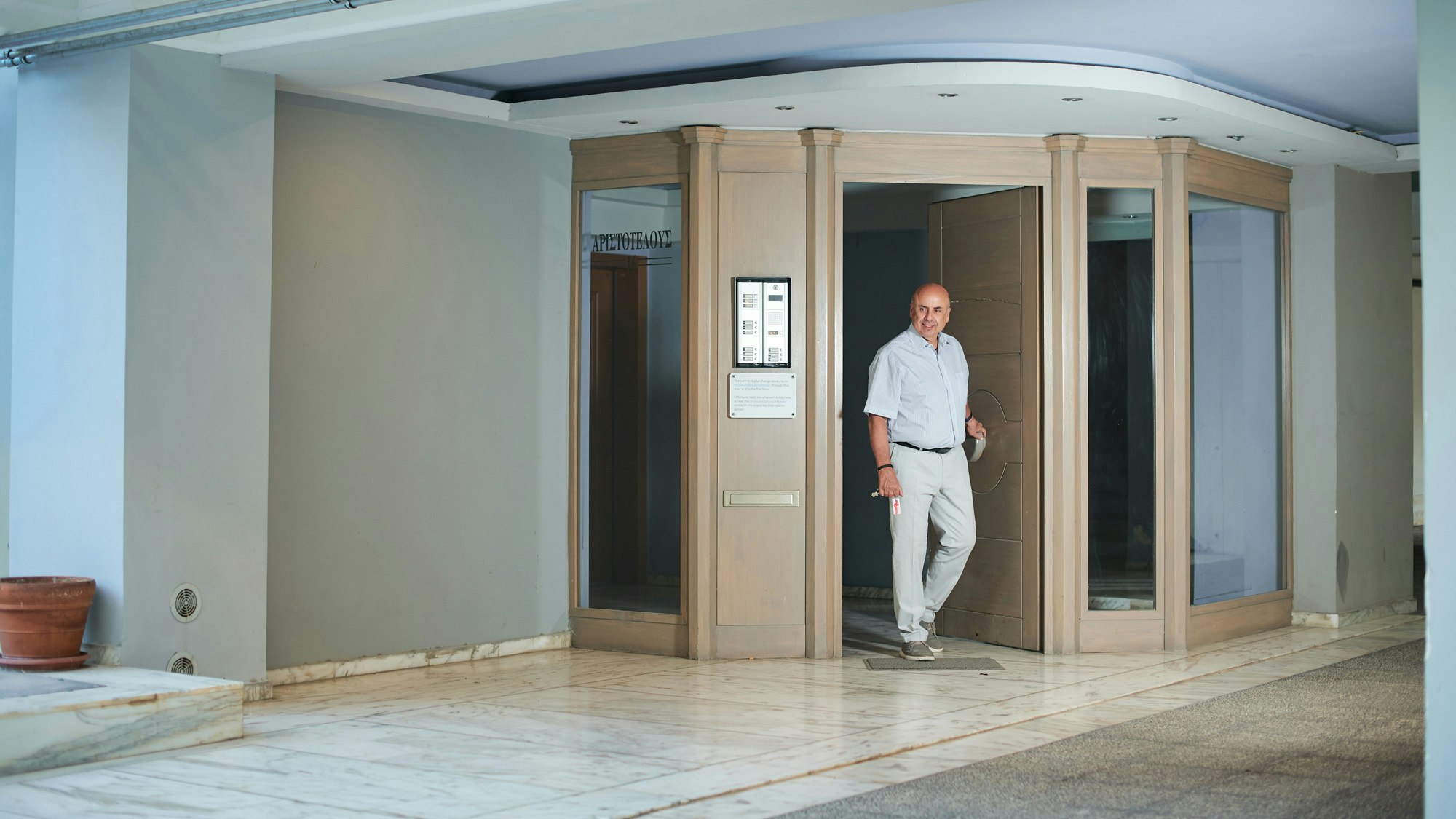 Antonios Vythoulkas betritt das Büro in Athen.