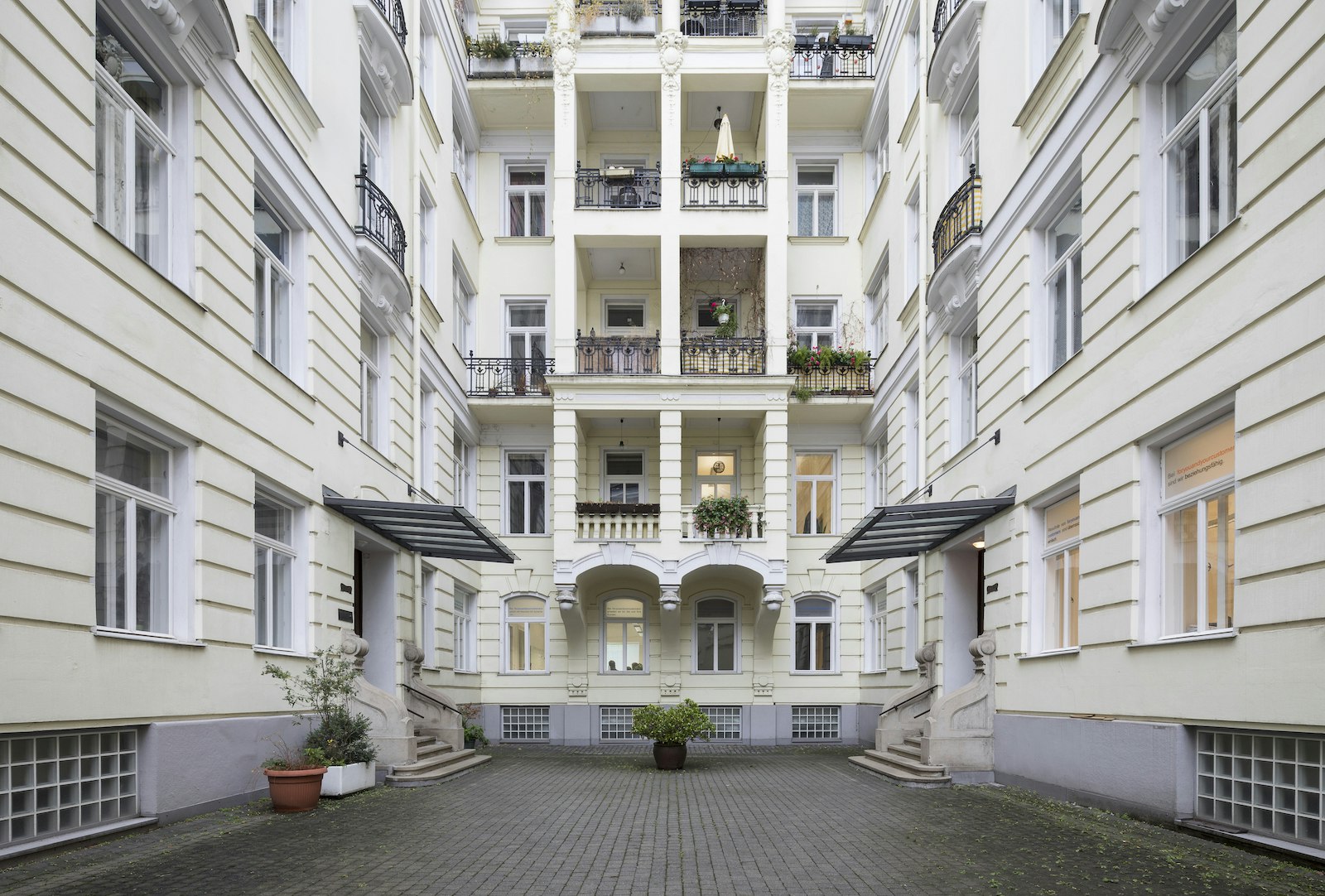 Ein Altbau mit vielen Fenstern und Balkonen.