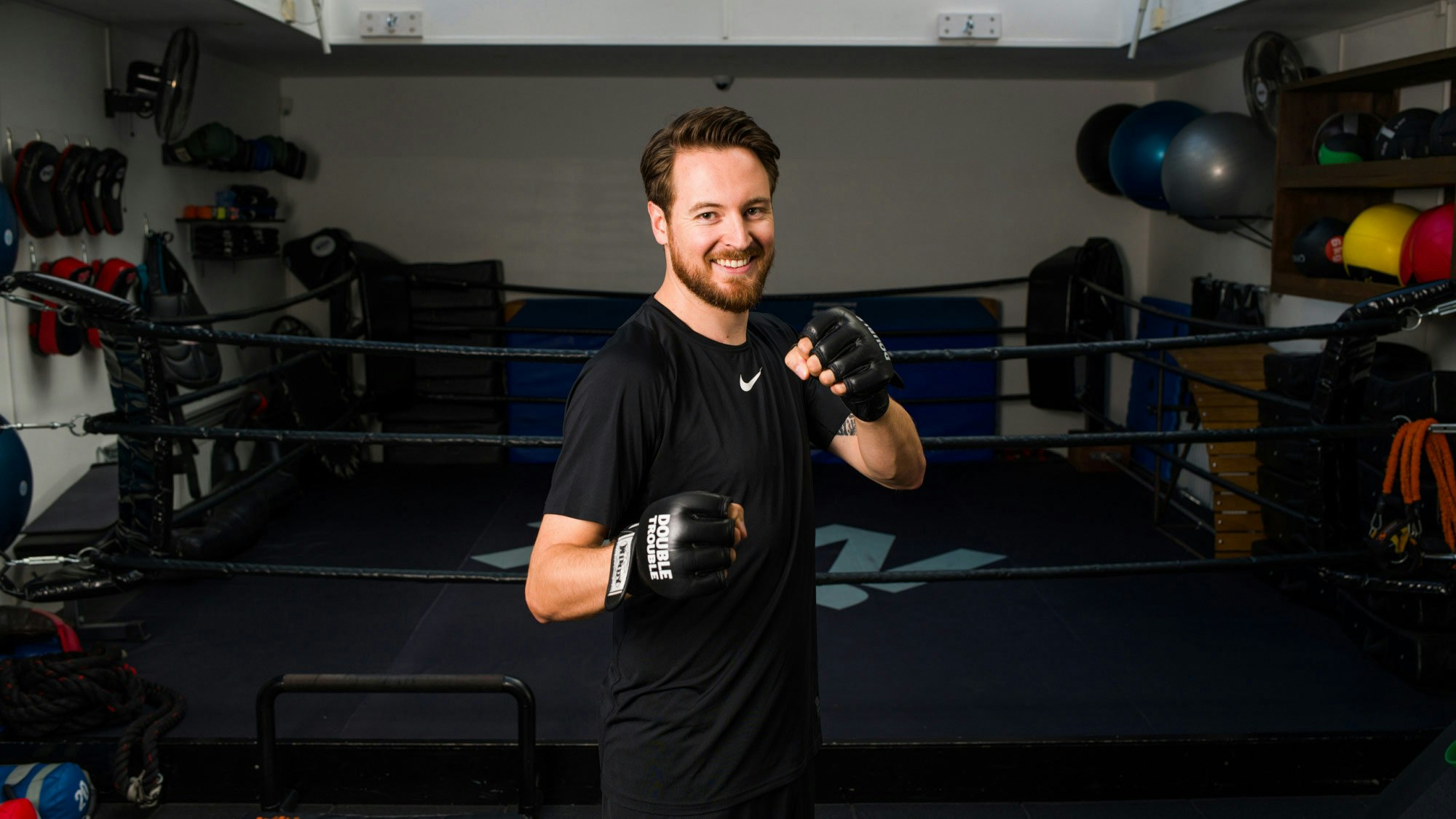 Kevin Krifter vor einem Boxring.