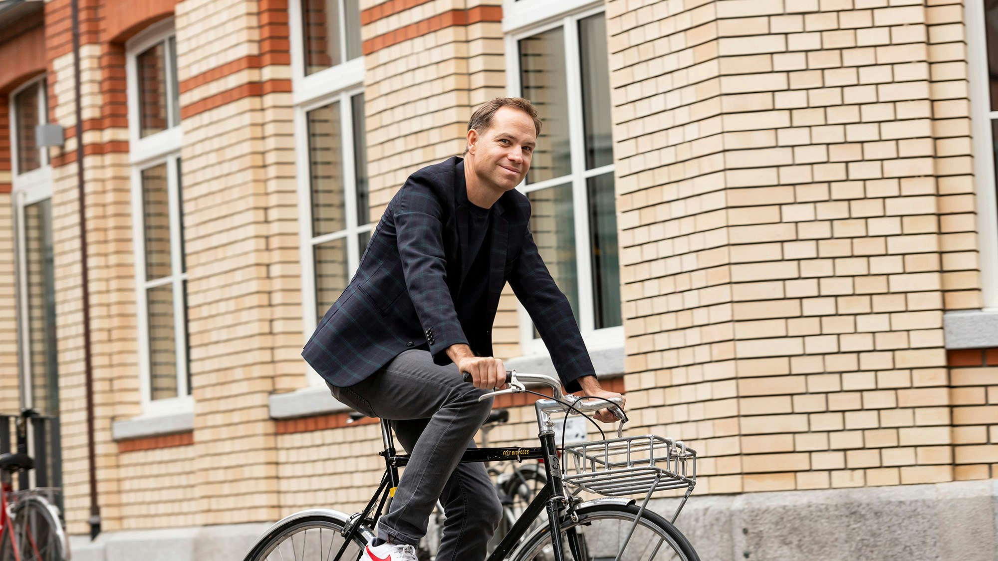 Tobias Felbecker riding a city bike.