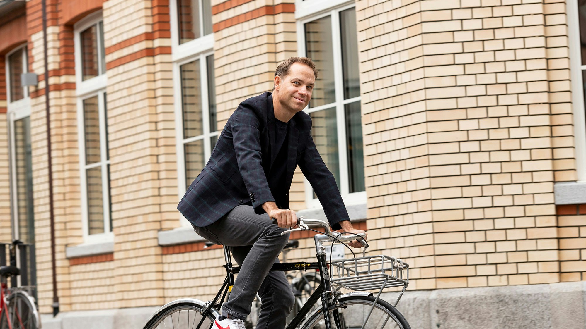 Tobias Felbecker auf einem Stadtrad.