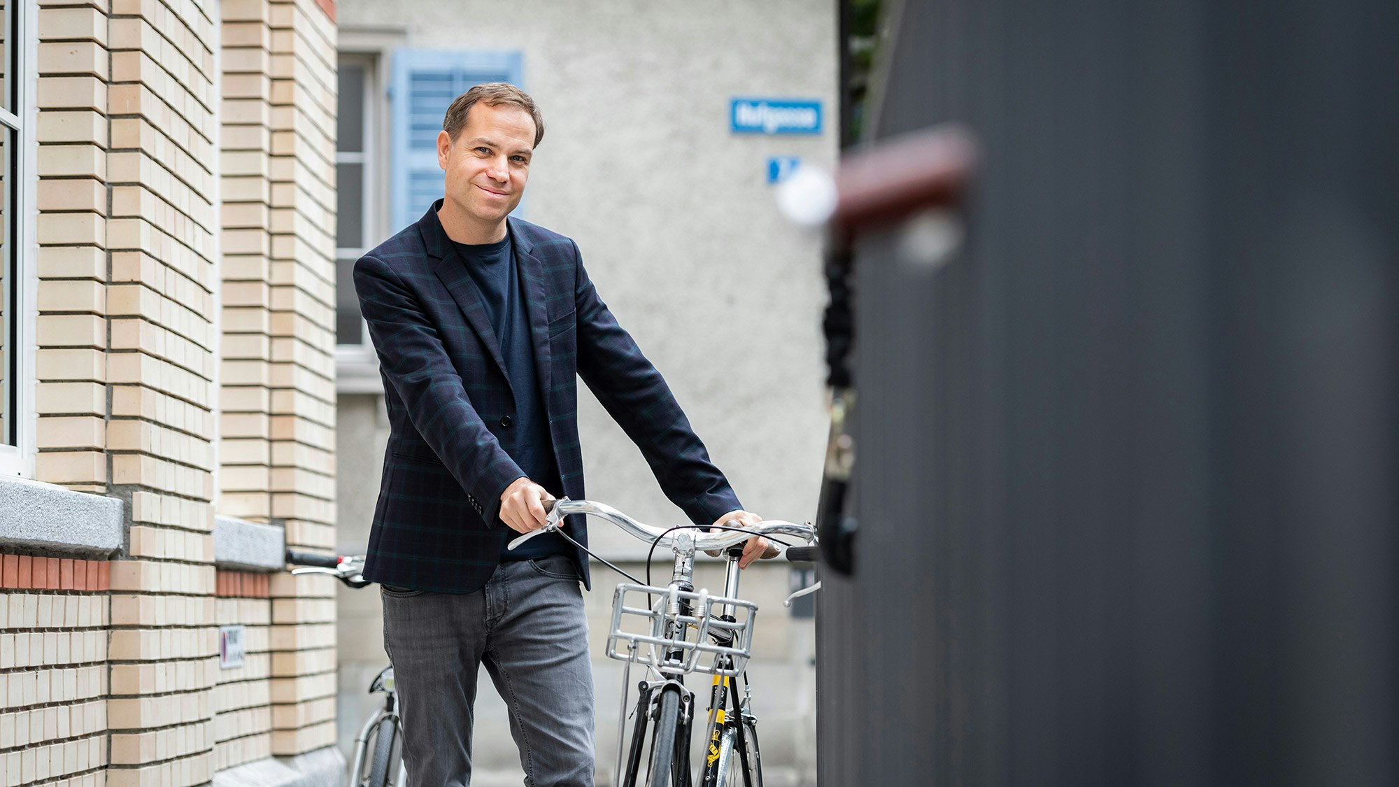 Tobias Felbecker zu Fuß mit seinem Stadtrad.