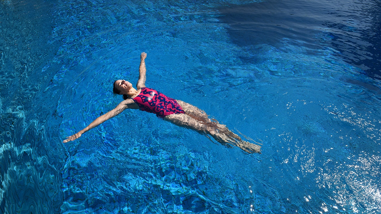 Claudia Müller schwimmt friedlich im Wasser.