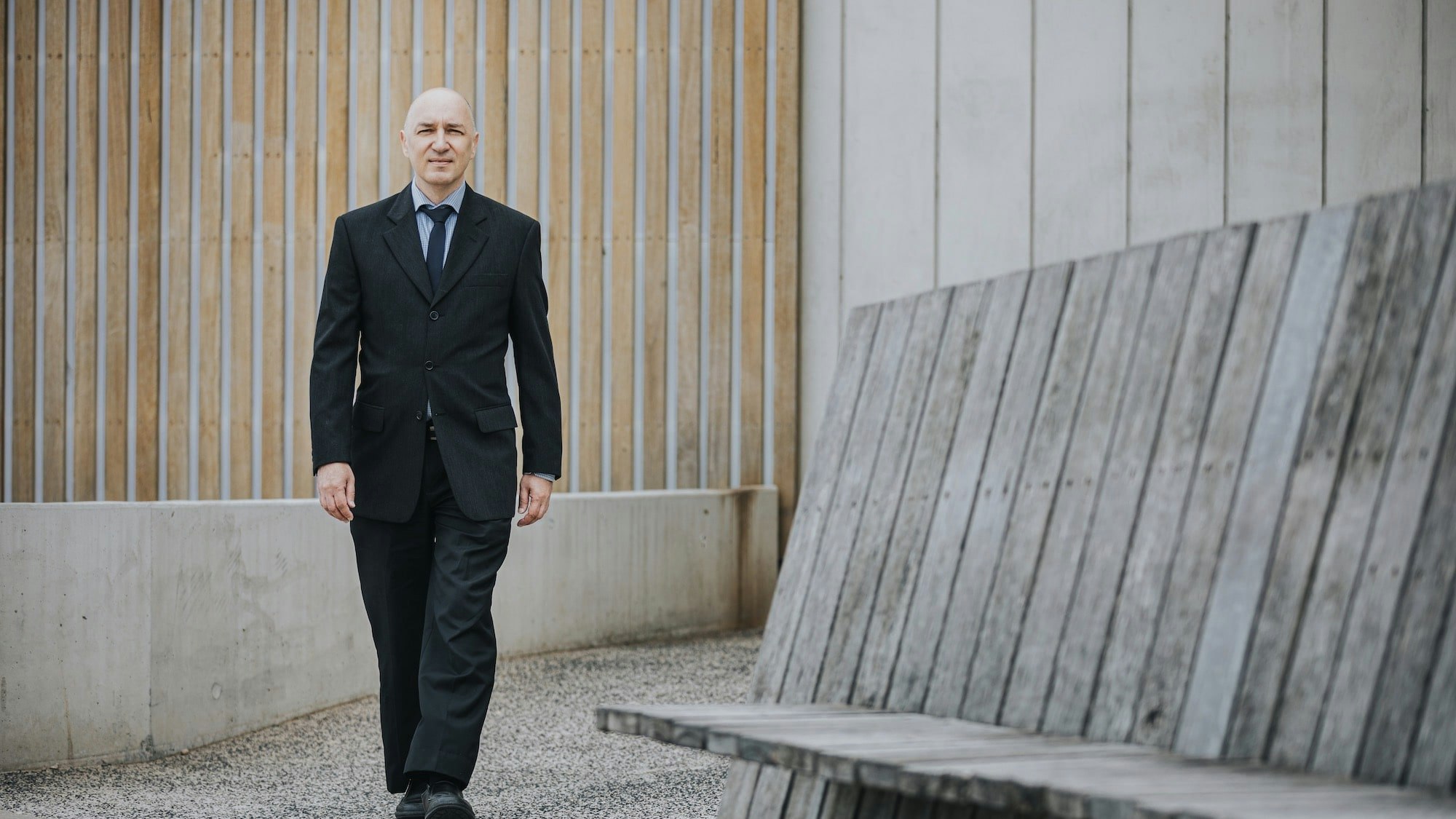Stefan vom Bruch walking towards the camera in a suit.