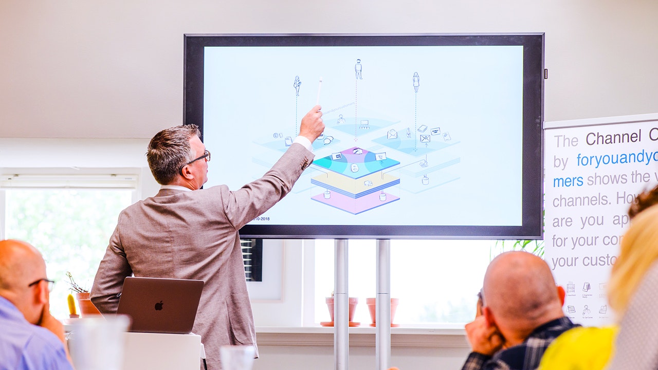Jonathan Möller pointing at an illustration of an Exploded View on a screen