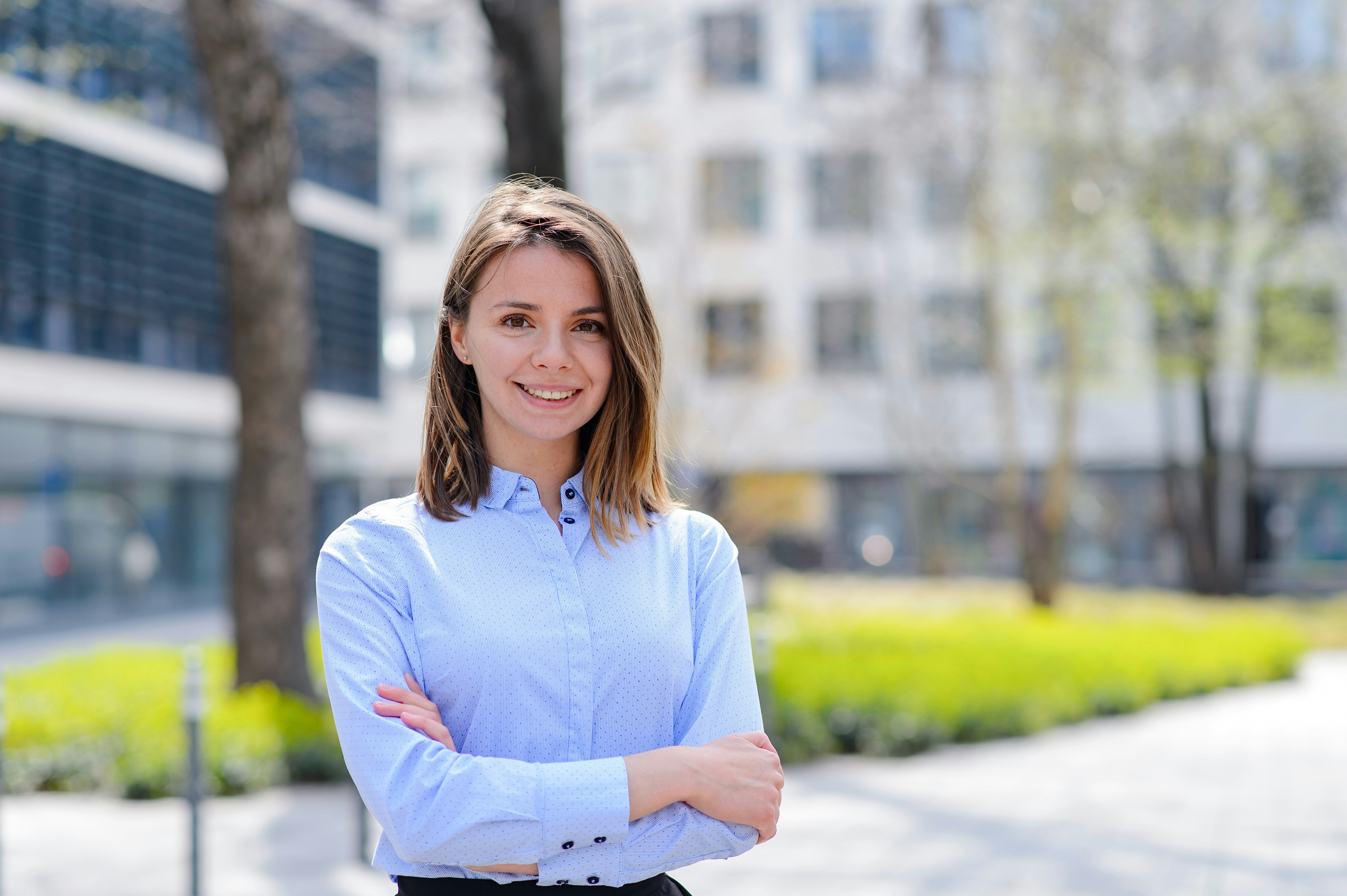 Profilfoto von Zoia Bylinovich in hellblauem Hemd und mit verschränkten Armen.