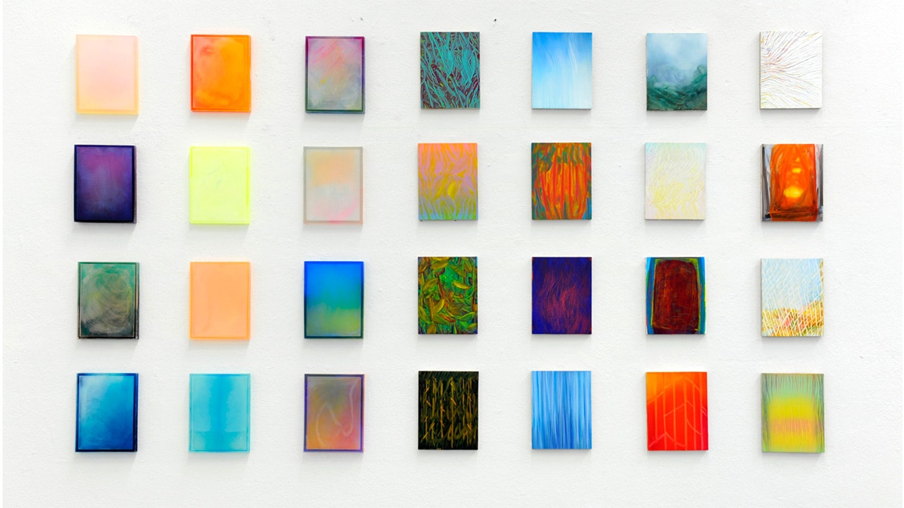 Een grid van 4x7 kleine schilderijtjes met kleurrijke verloopjes