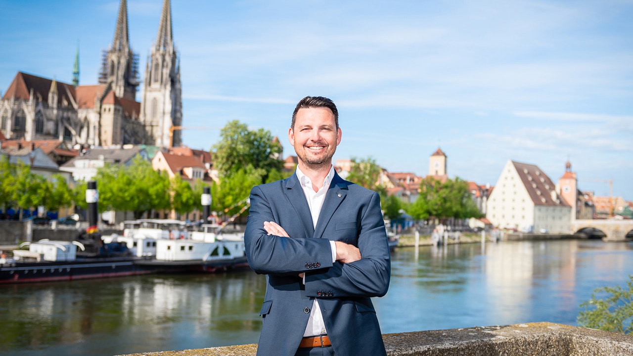 Andreas vor der Kulisse von Regensburg.