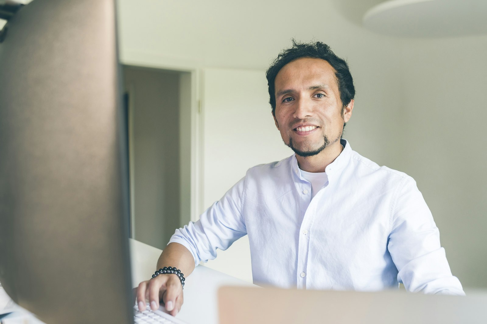 Profilfoto von Jordan Hugo Abanto, der in einem hellen Büroraum sitzt und direkt in die Kamera schaut.