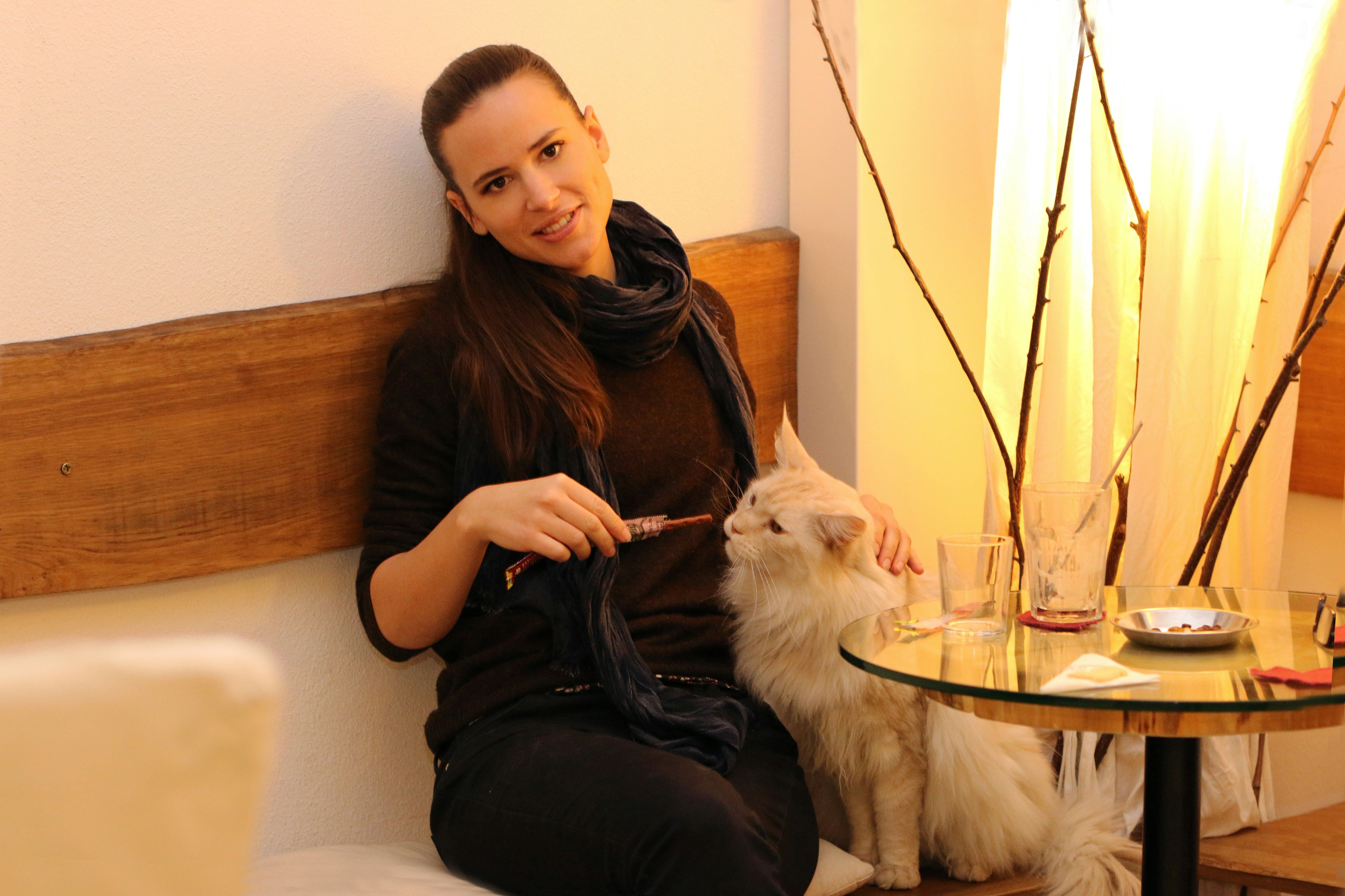 Christina füttert ihre Katze mit einem Leckerli