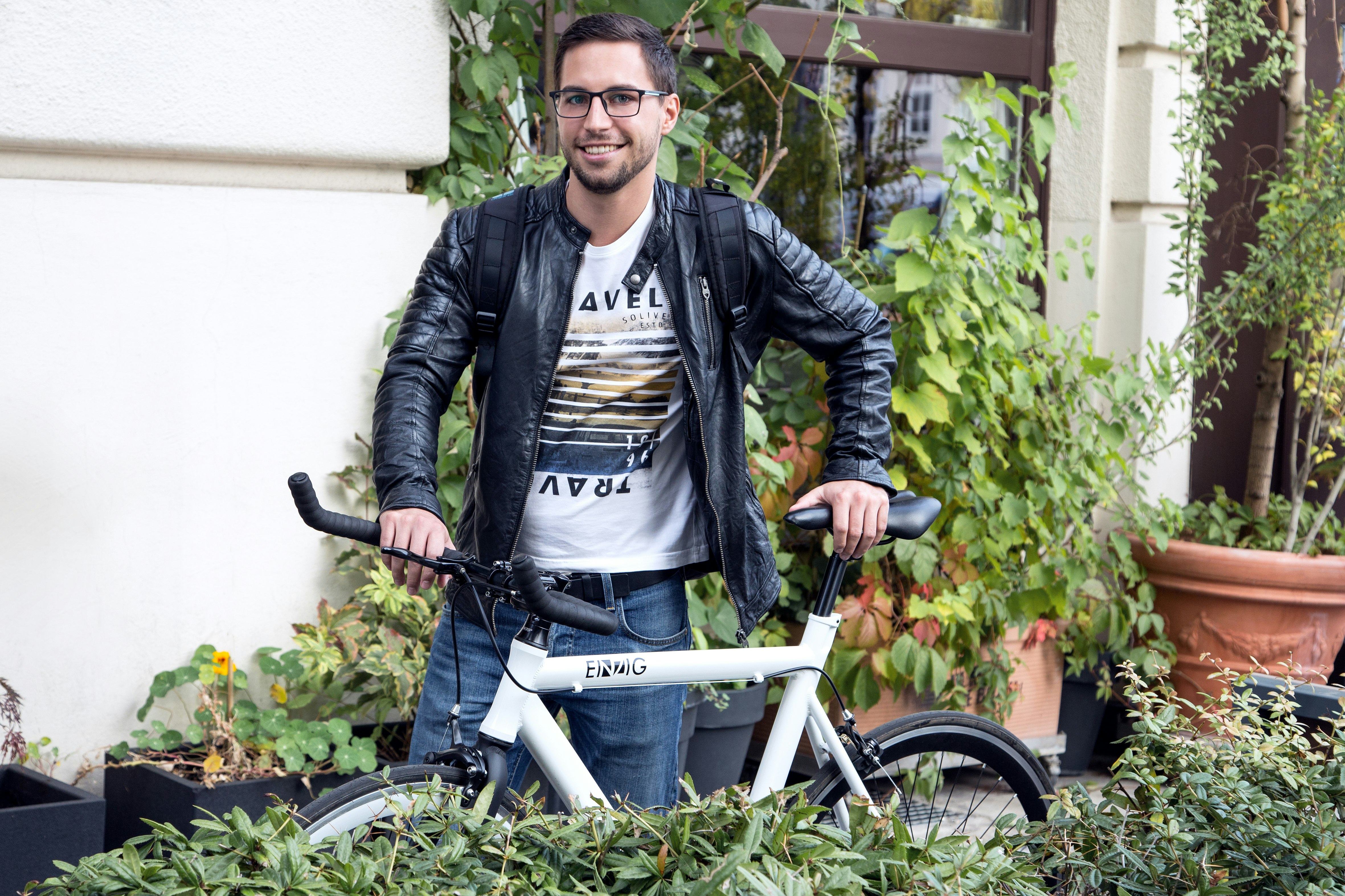 Peter hält sein Fahrrad
