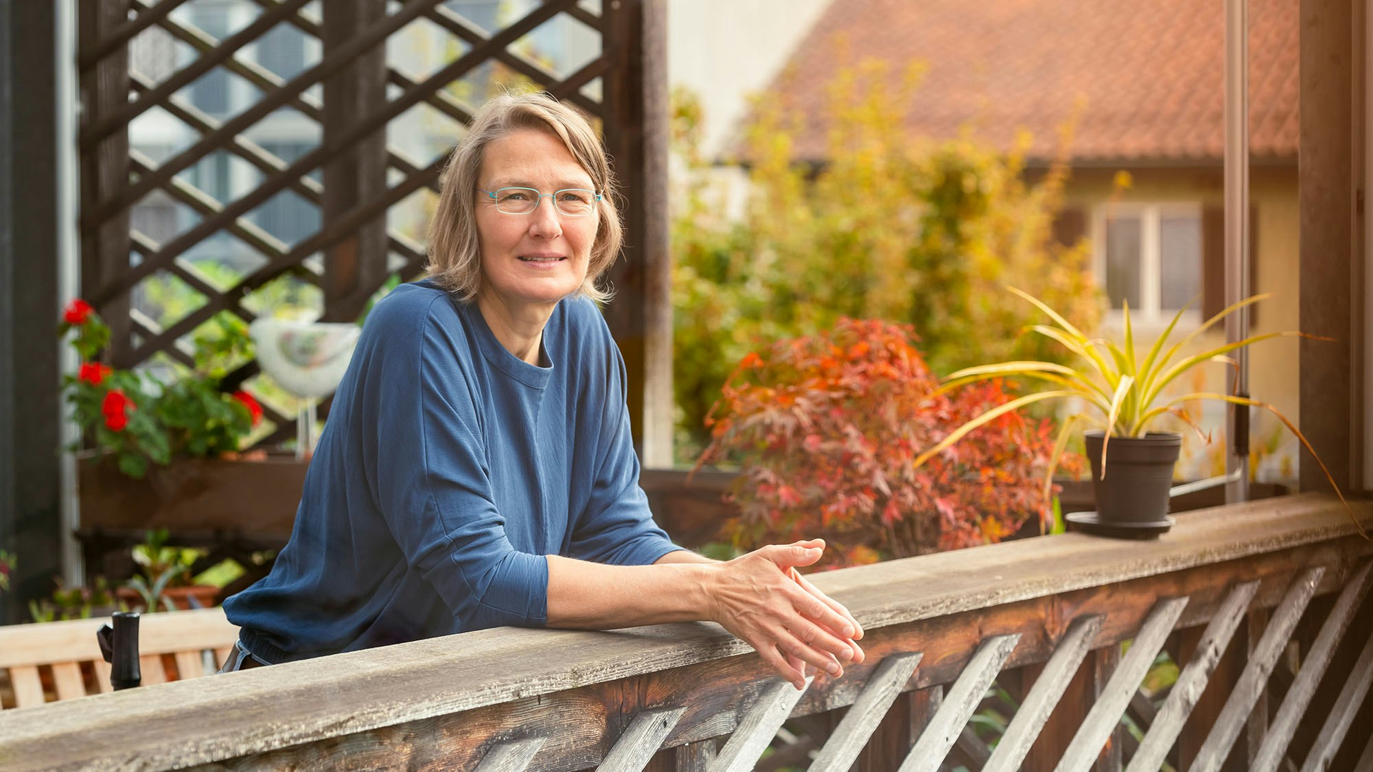 Gisela lehnt auf ihrem Balkon