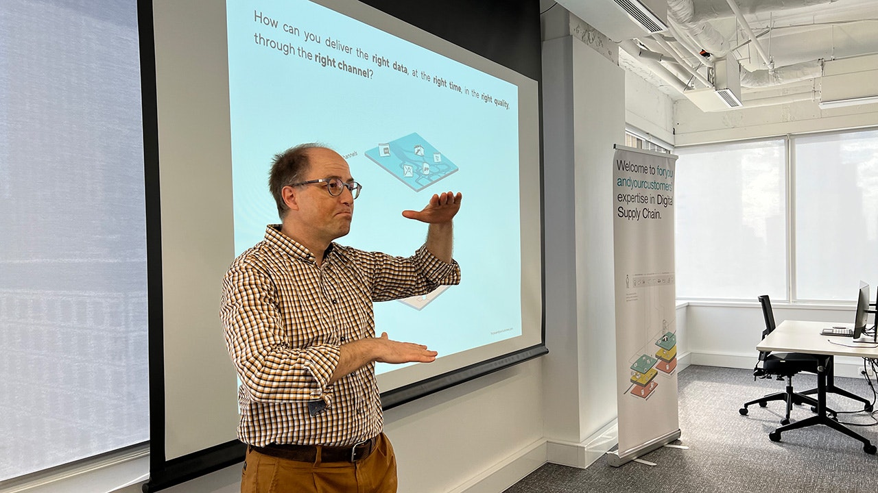 Stephan explains the levels of the Digital Supply Chain by means of hand waving.