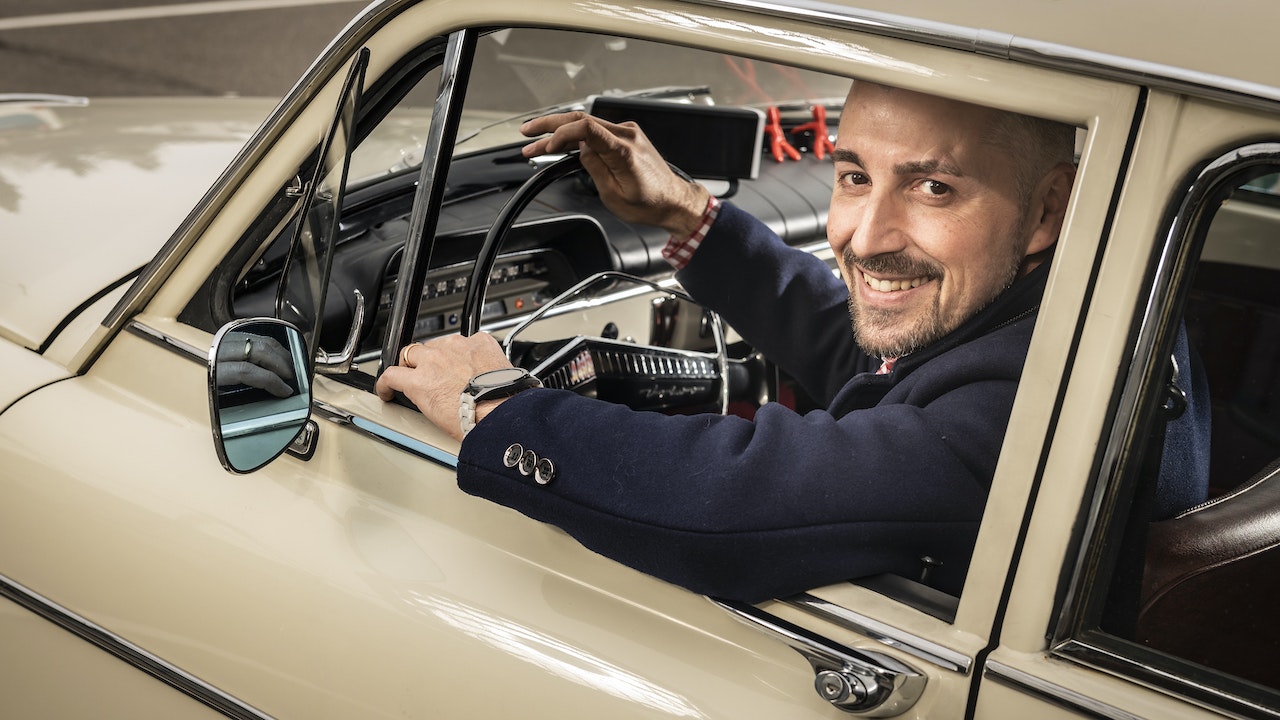 Marcel in seinem alten Volvo