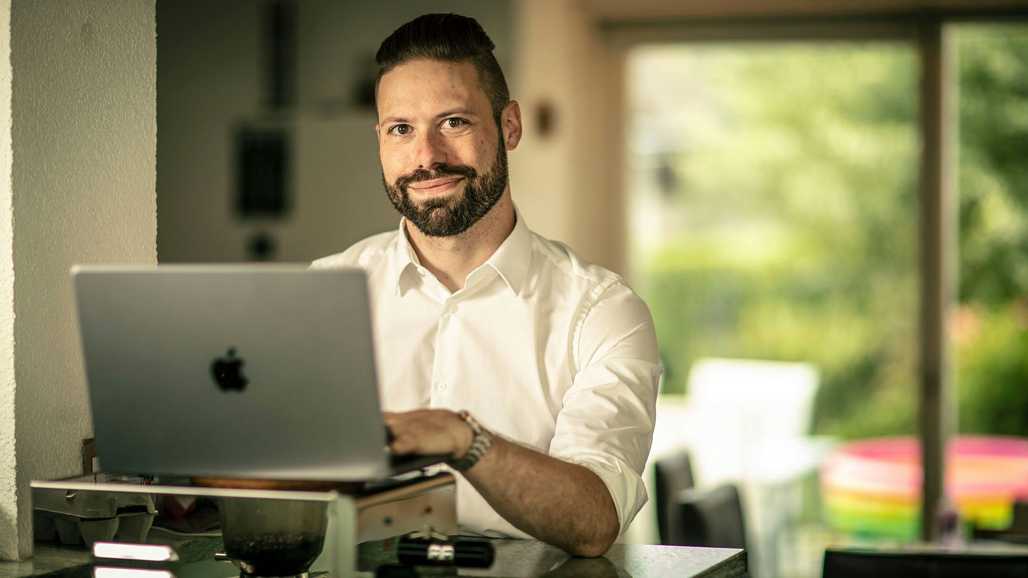 Jovanovic hinter seinem Laptop sitzend