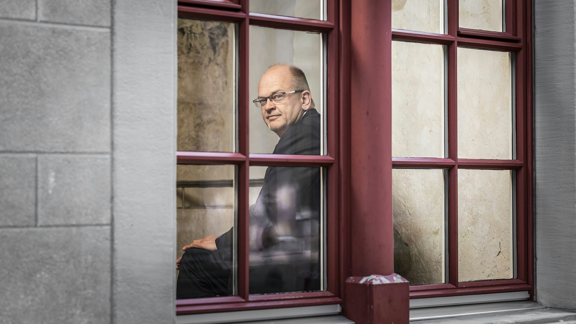 Uwe sitting behind a window