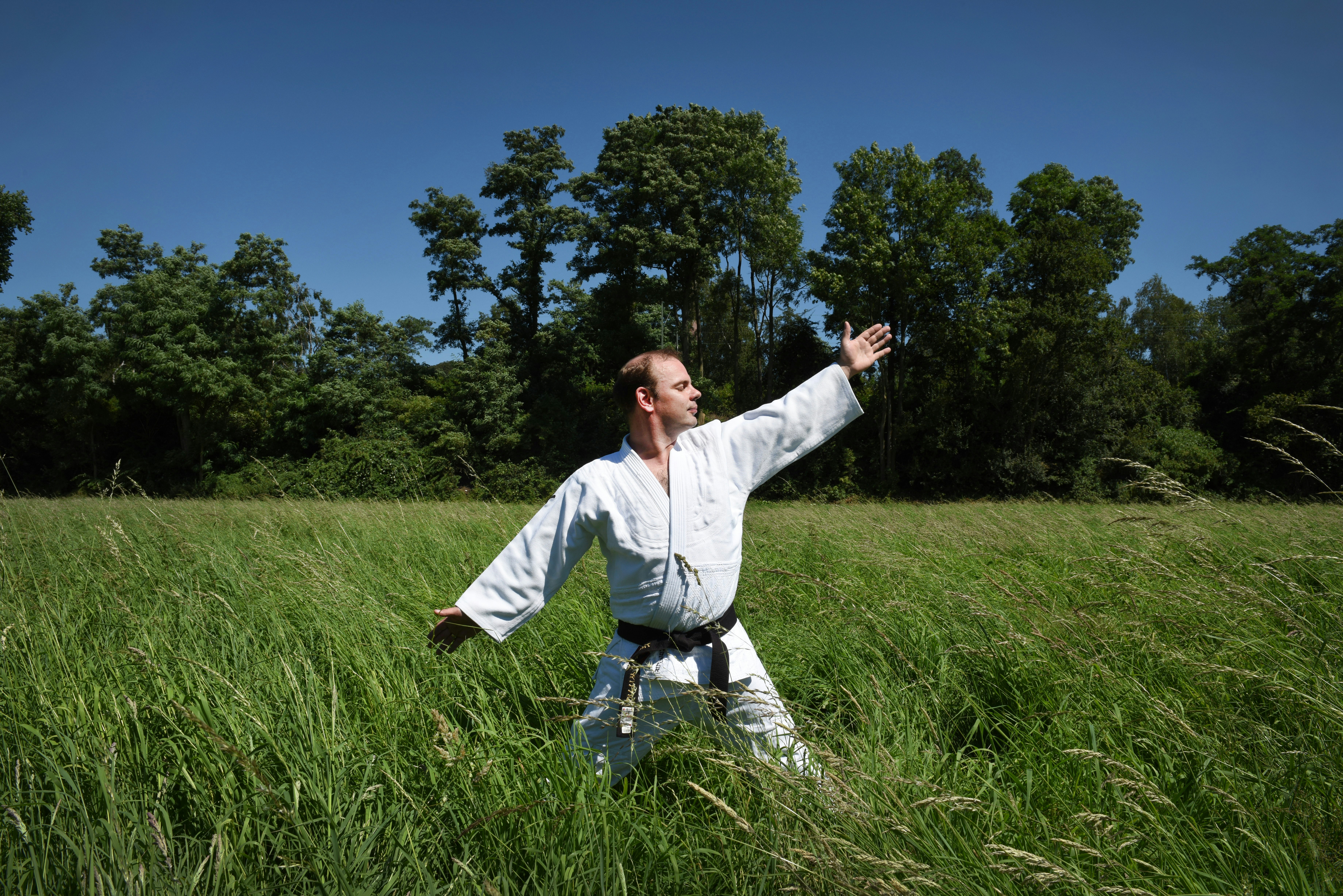 Thomas trägt eine Judo-Uniform