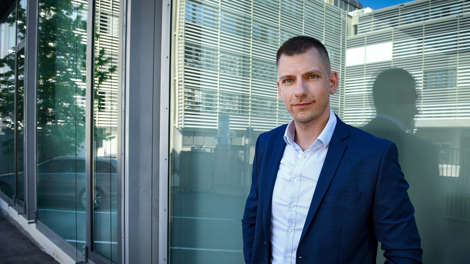 Profile photo of Jan Schultheiss, dressed in a blue suit with light shirt, slightly smiling towards the camera.