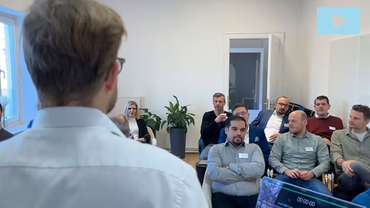 Präsentationssituation beim Business Breakfast in München