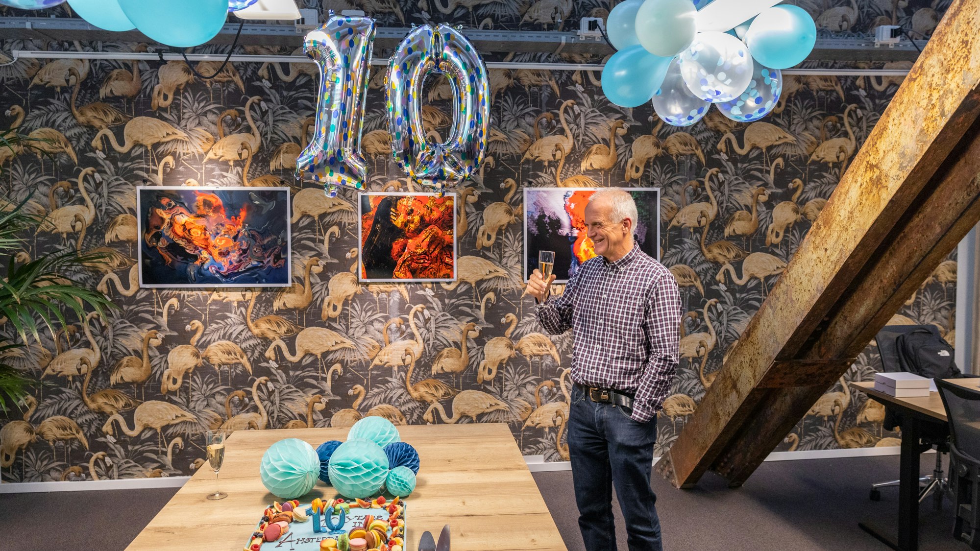 Albert Jan Klunder toasting into the round, surrounded by balloons.