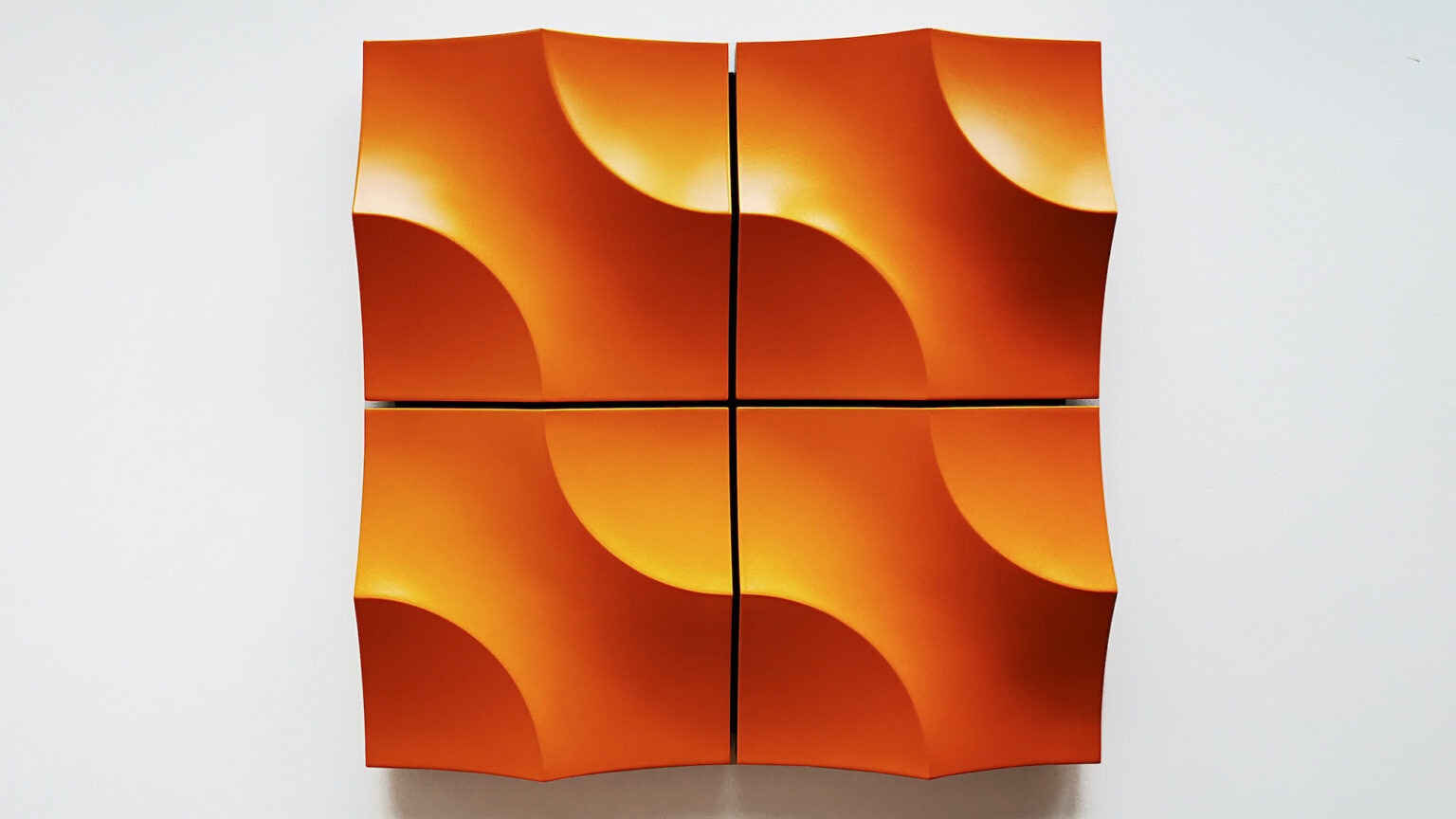 Orangefarbenes Kunstwerk, geometrische Formen bilden ein wellenförmiges Muster.