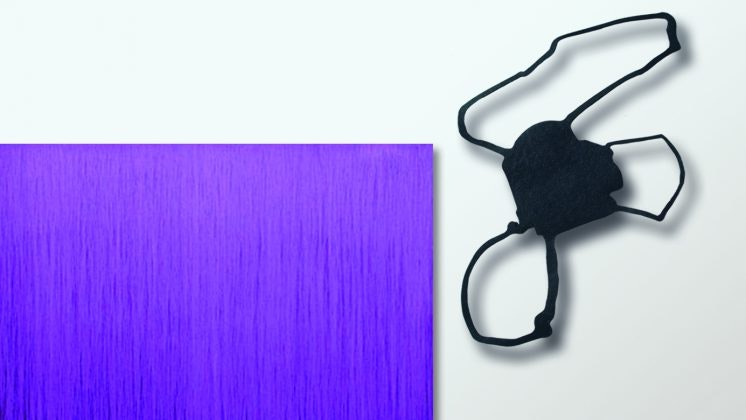 Kunstwerk - Reiches violett/blaues Rechteck, das an der Wand links von einer schwarzen Kunstplastik hängt.