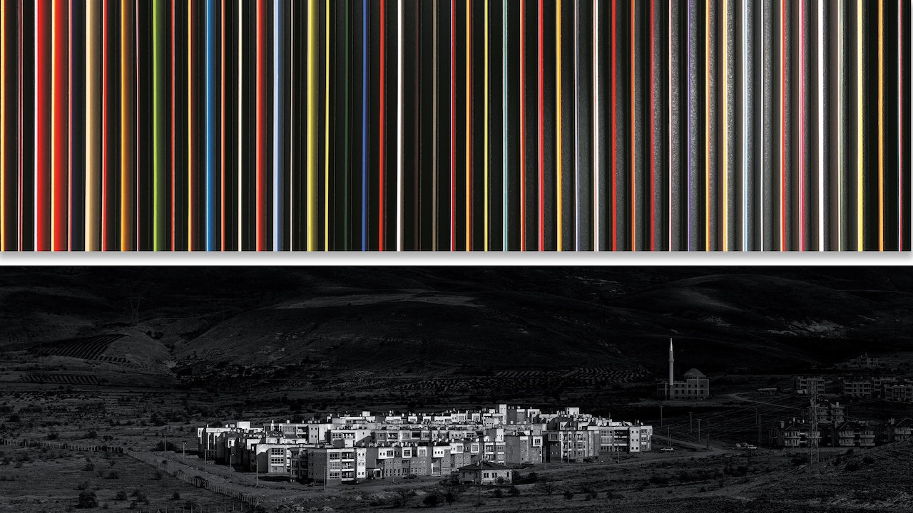 Twee kunstwerken boven elkaar, bovenaan een veelkleurige verticale strepen. Onderaan een zwart-wit stadsgezicht van een afstand.