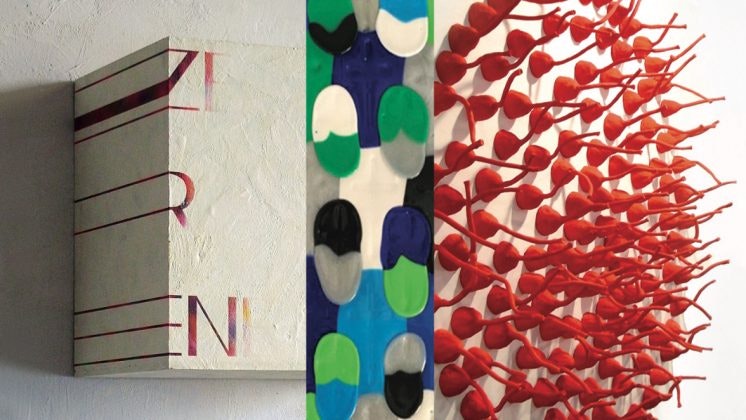 Drei unverwechselbare Kunstwerke auf einem Bild. Eine monochrome Grafik auf der linken Seite, ein farbenfrohes Gemälde in der Mitte und eine Textur aus roter Farbe auf der rechten Seite.
