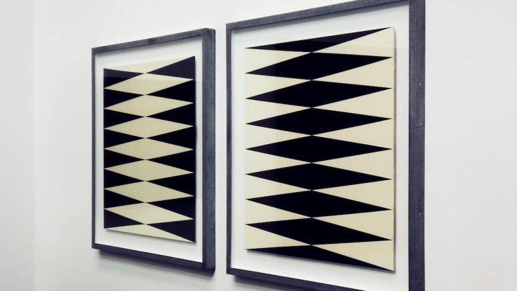 Twee grafische schilderijen, zwart en wit, omgekeerde kleuren.