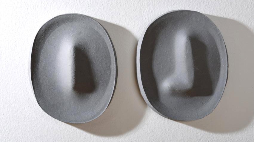 Foto von zwei ovalen Schalen aus Ton, die wie Objekte aussehen.