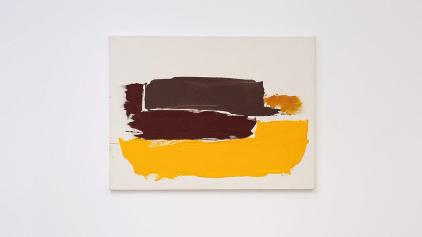 Foto eines Gemäldes, zwei horizontale Pinselstriche in Braun und der darunter liegende in Gelb.