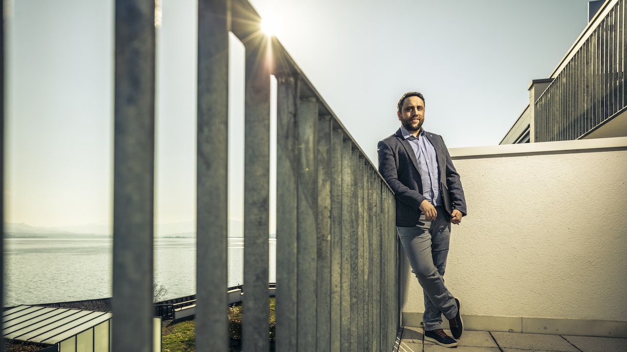 Andri auf dem Balkon