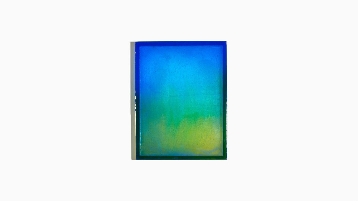 Ein Gemälde an einer Wand, vertikaler Farbverlauf von Gelb über Grün nach Blau am oberen Rand.