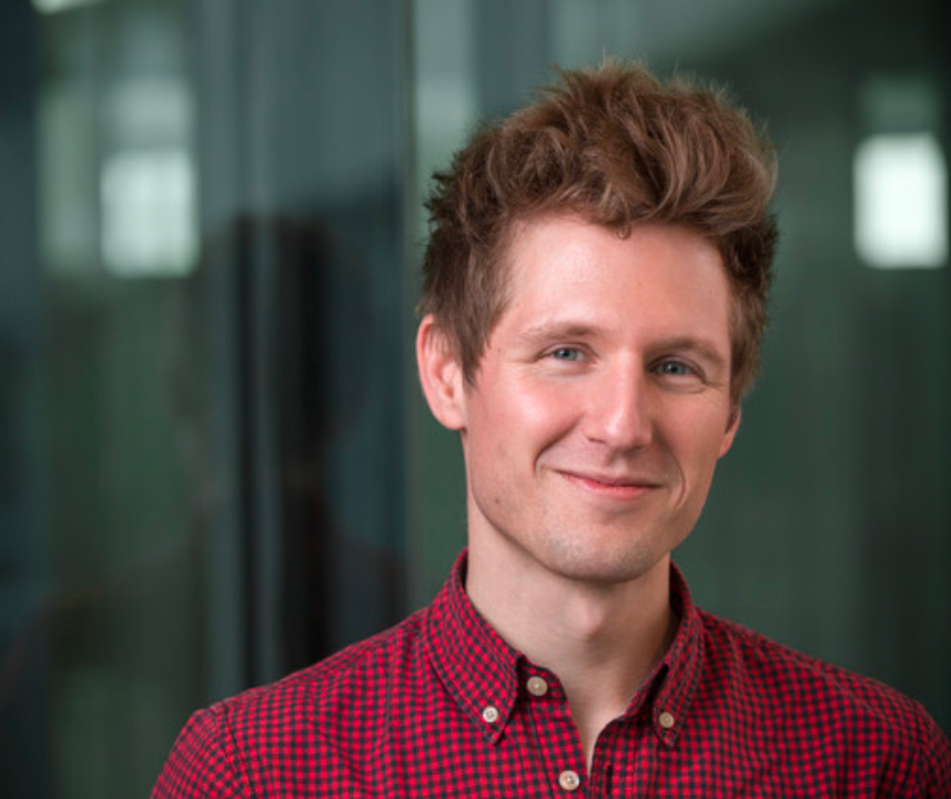 Profilfoto eines jungen Mannes mit dunkelblondem Haar.