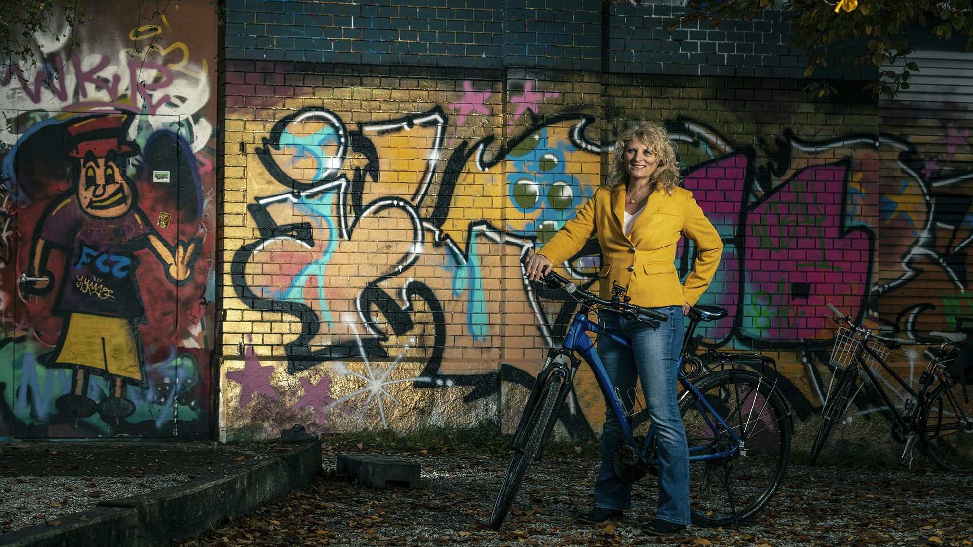 Denisa und die Wand, auf dem Fahrrad