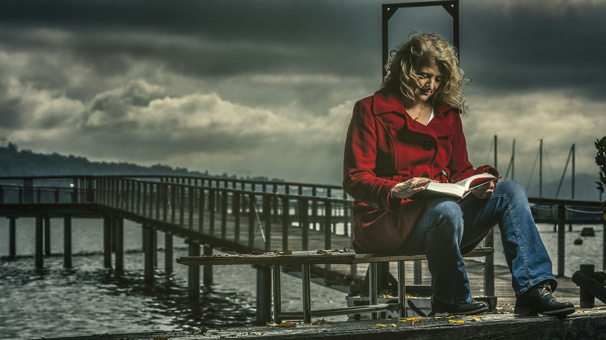 Denisa liest ein Buch am See