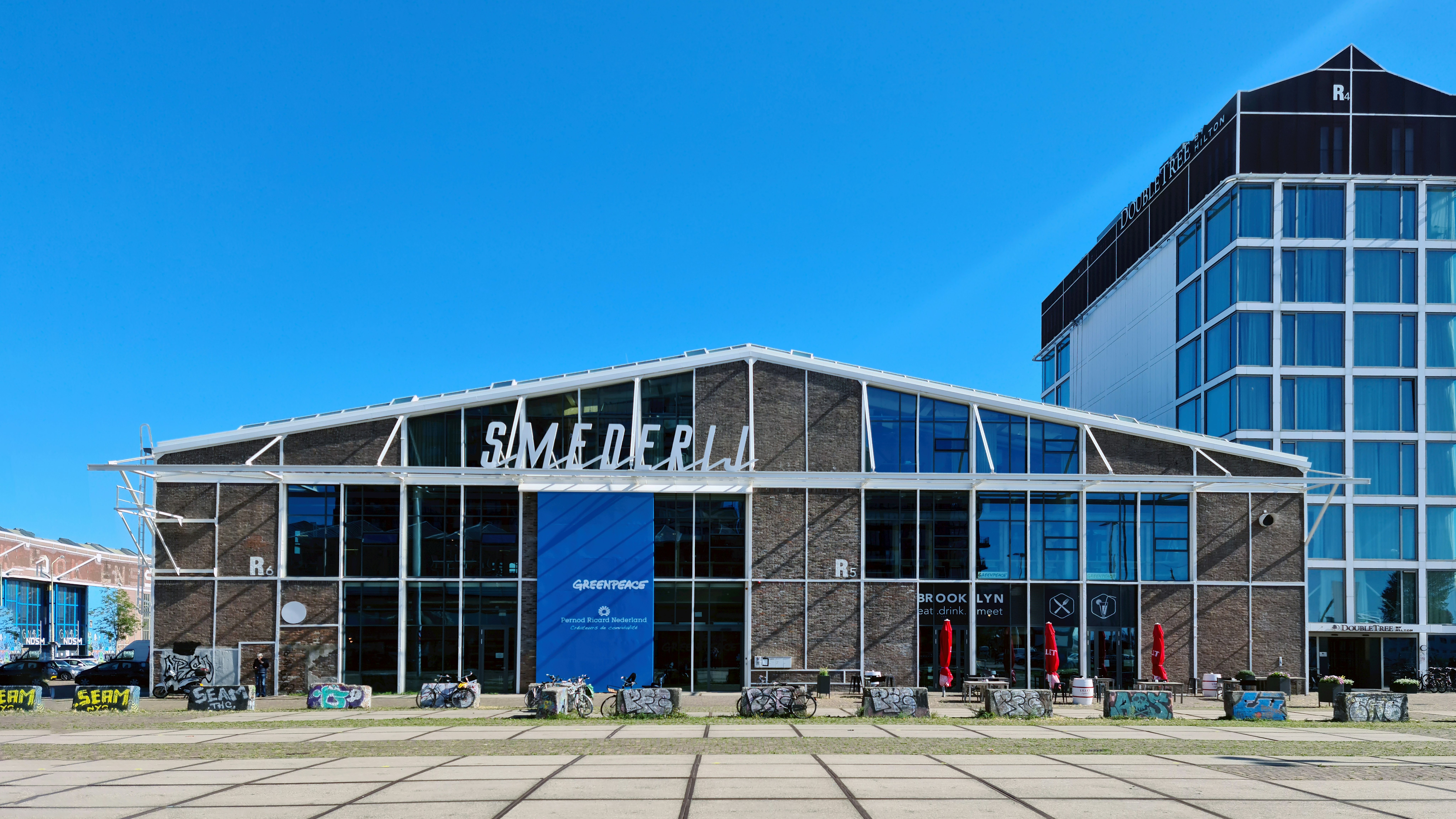 Büorgebäude in blauem Himmel