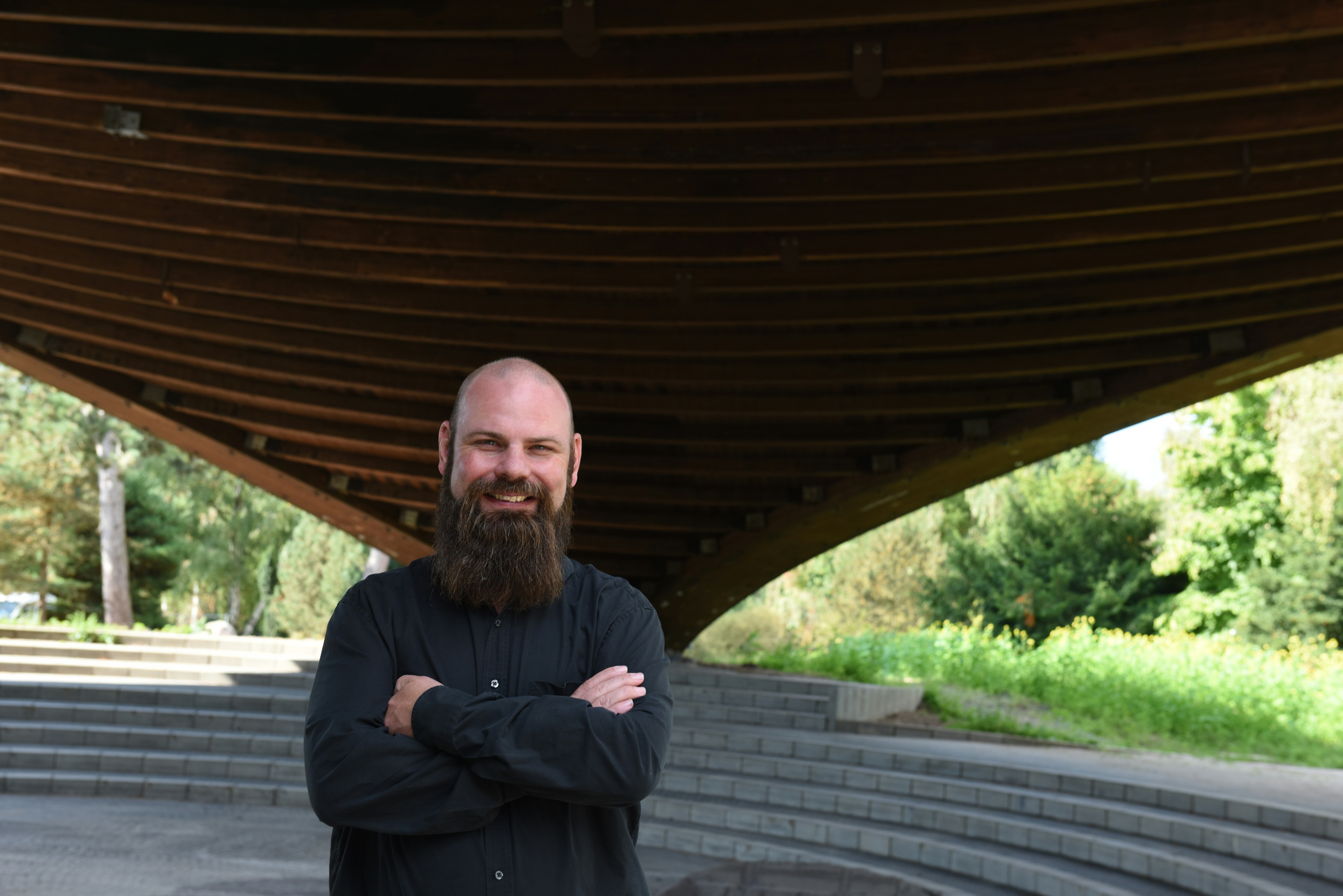 Thomas Wittig unter der Holzbrücke