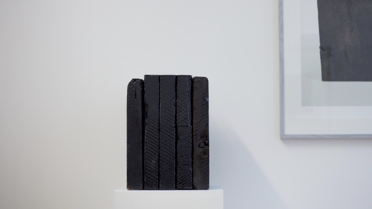 Kunstwerk, dunkler Block, bestehend aus 5 Säulen.