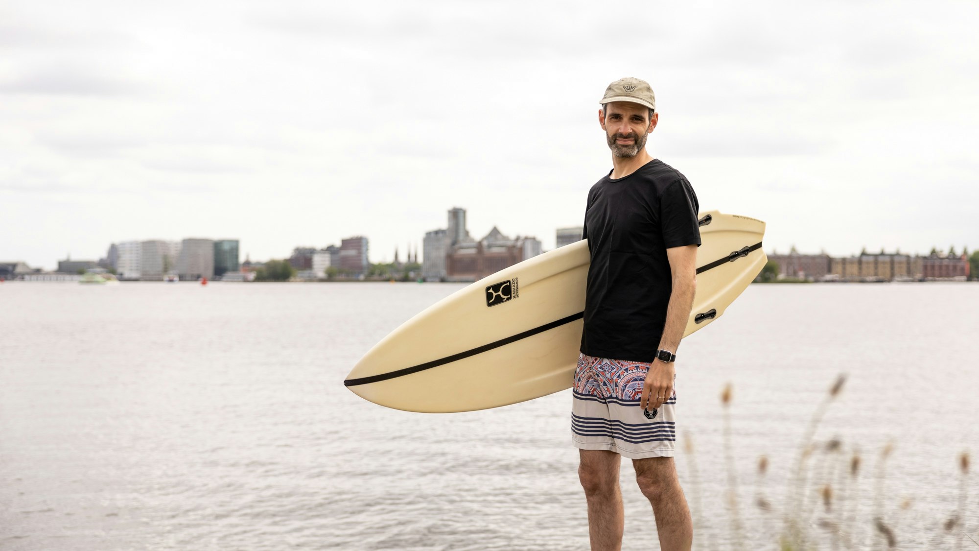 Marco Torrente mit einem Surfboard.