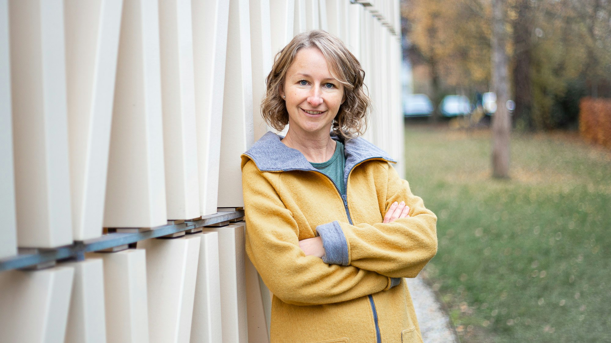 portrait of Sandra in front of a library