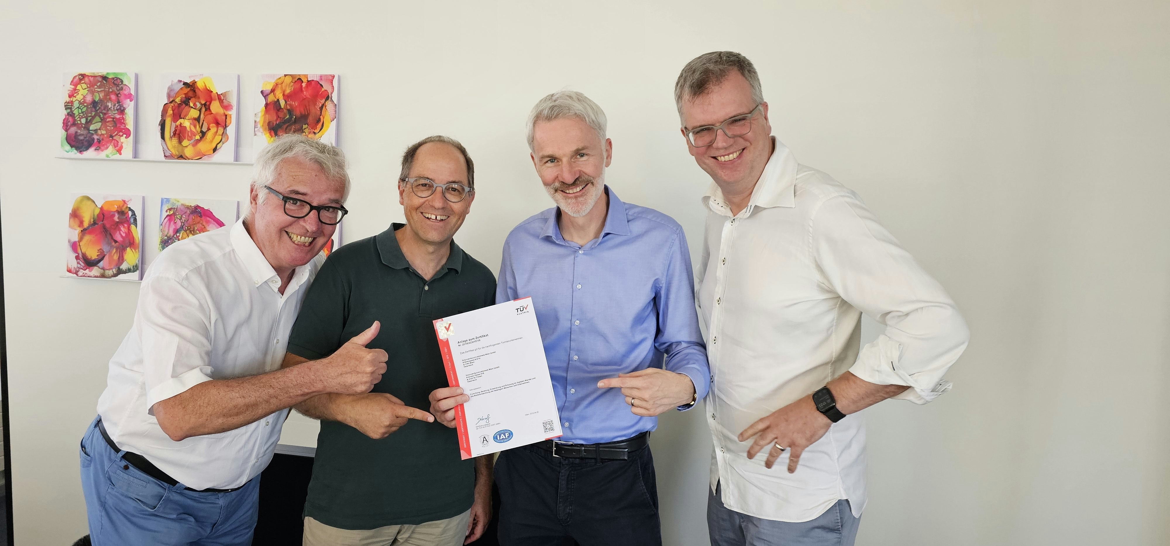 André Mahler and the tree founders celebrate the certificate