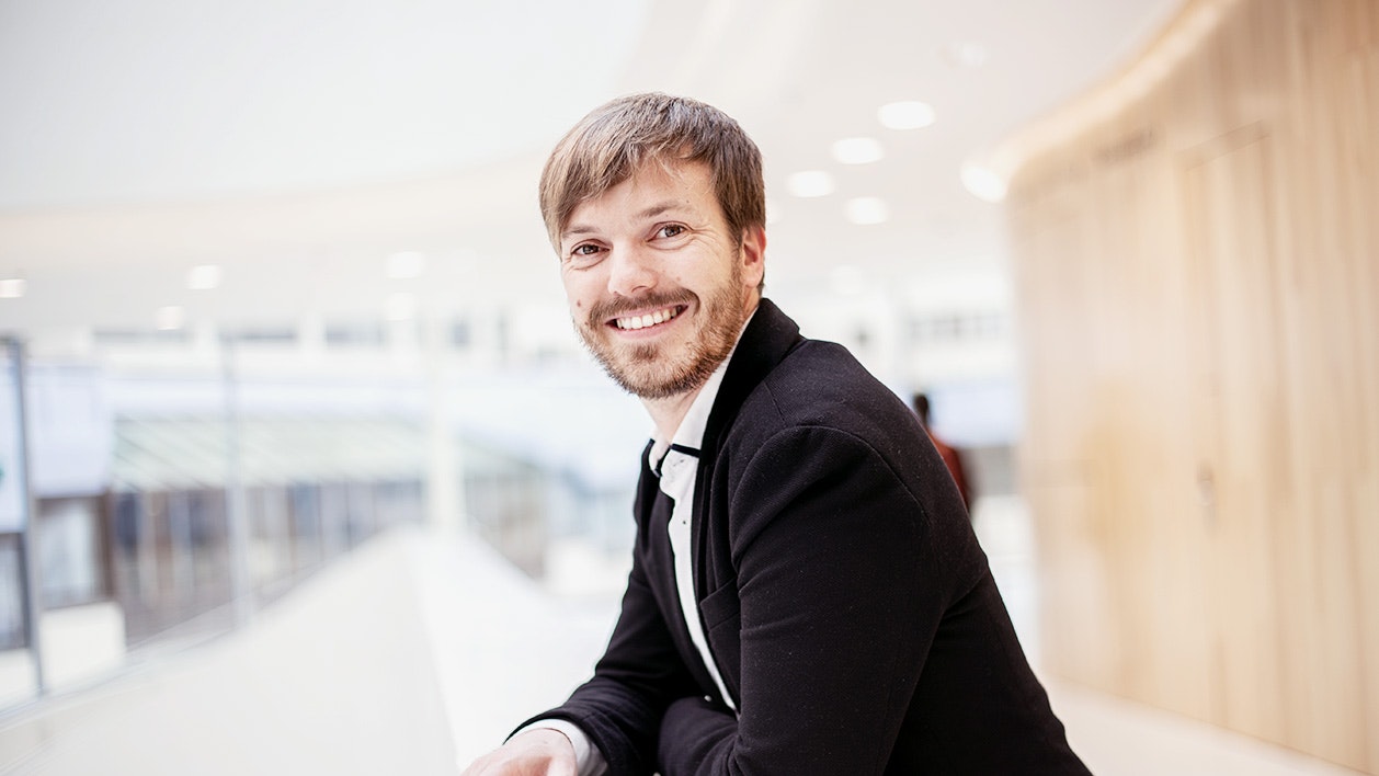 Portrait Christian Fischl in a business suit