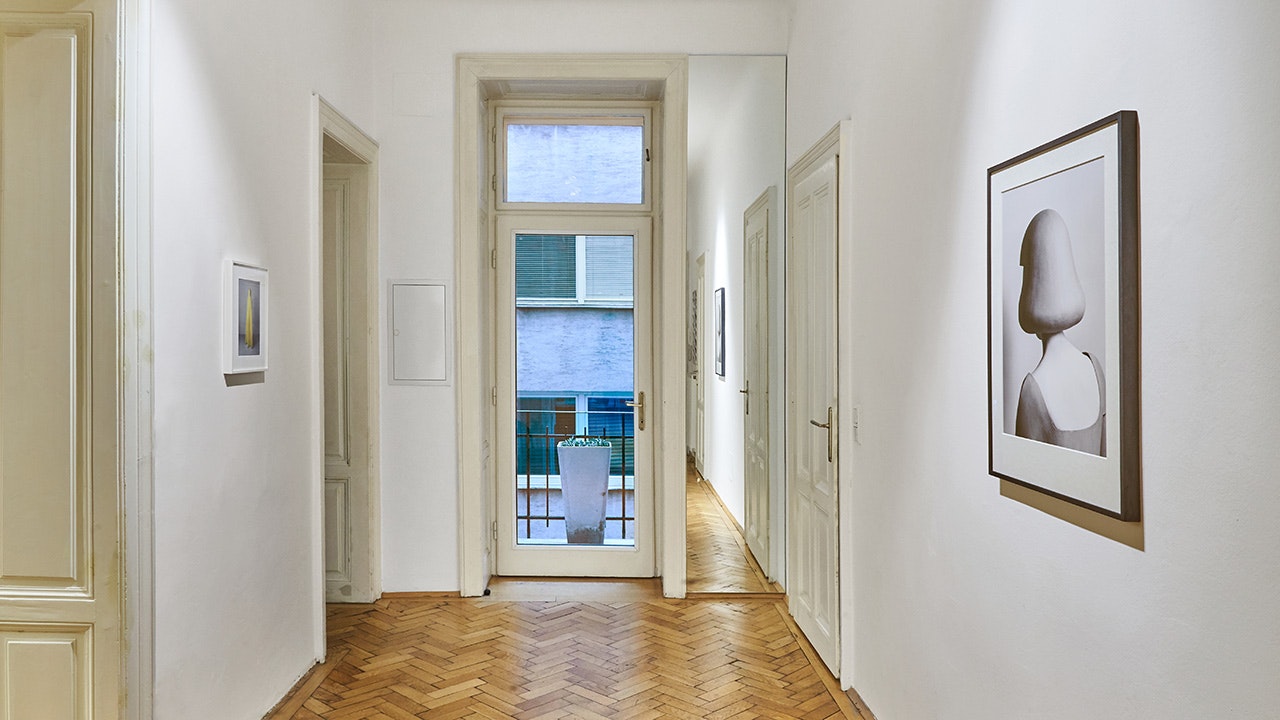 Der Eingangsbereich eines Büros ist zu sehen, zwei Kunstwerke von Tina Lechner hängen an den Wänden.