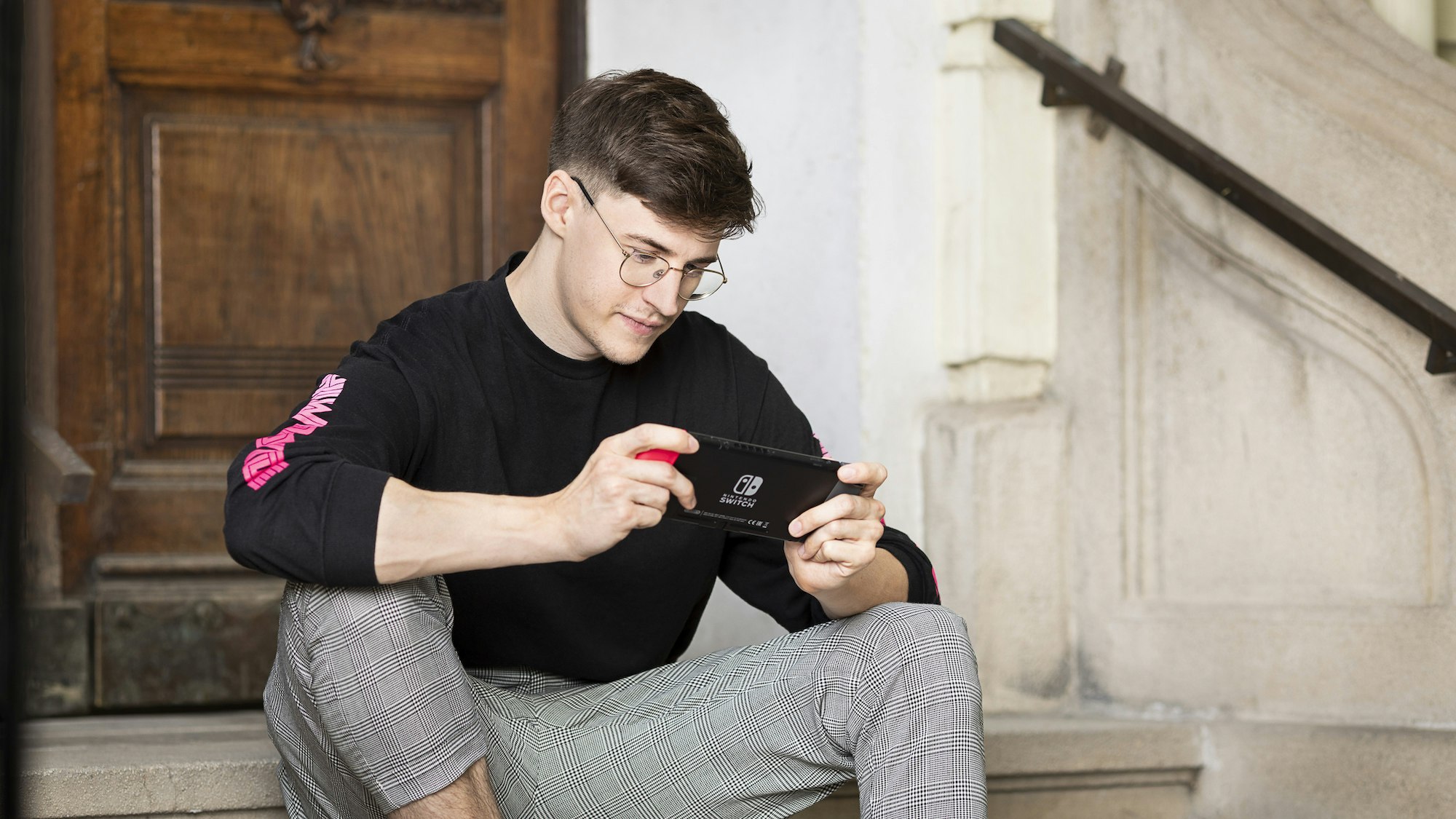 Christoph spielt mit seiner Nintendo Switch.